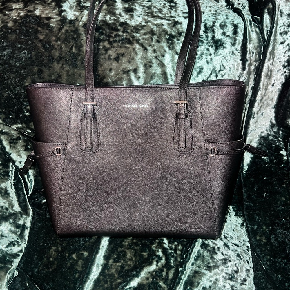 Michael Kors Voyager Large Saffiano Leather Tote bag with Silver Hardware